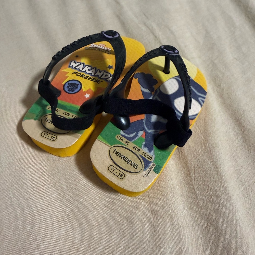 Havaianas Kids' Black and Yellow Wakanda Flip Flops